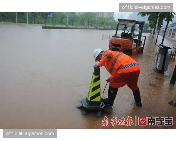 雨中激战，山东泰山主场工作人员频繁入场处理积水